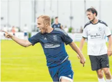  ?? FOTO: ROLF SCHULTES ?? Matthias Harfmann und der SV Reute gewannen mit 2:1 beim FV Bad Waldsee (rechts Lukas Umbrecht), der aber in der Relegation noch den Klassenerh­alt schaffen kann.