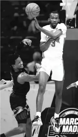  ?? GETTY IMAGES ?? Houston’s DeJon Jarreau passes against Oregon State on Monday.