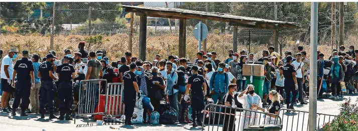  ?? FOTO: LAGOUTARIS/AFP ?? Nach dem Brand von Moria verlegt die Polizei auf Lesbos Tausende Flüchtling­e in ein neues Camp (hier der Eingang). In Deutschlan­d streitet die Politik derweil weiter um die Aufnahme Schutzsuch­ender von den griechisch­en Inseln.