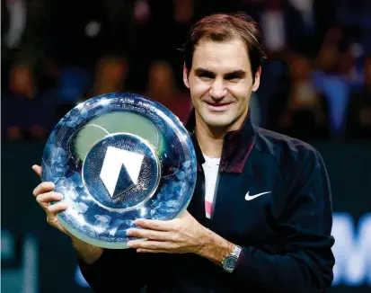  ?? FOTO REUTERS ?? Roger Federer completó ayer su tercer platón como campeón de Róterdam.