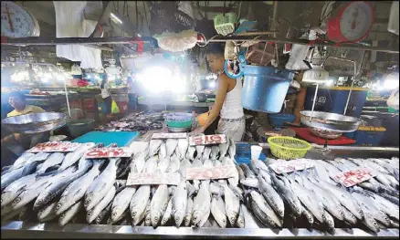  ?? MICHAEL VARCAS ?? Bangus or milkfish of various sizes are seen at a stall at the Commonweal­th Public Market in Quezon City yesterday. Prices of fish, poultry, vegetables and meat products have steadily increased due to low domestic supply, according to economists.