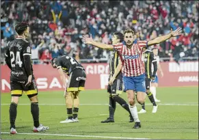  ?? FOTO: PERE PUNTÍ ?? Stuani igualó a poco del final ante un Real Zaragoza que ya saboreaba el triunfo