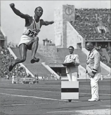 ??  ?? Jesse Owens salta longitud durante los Juegos Olímpicos de Berlín en 1936.