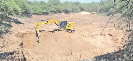  ??  ?? De esta manera se desarrolla­n los trabajos para profundiza­r un tajamar en Filadelfia, aprovechan­do la ausencia de lluvias en esta época.