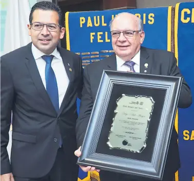  ??  ?? GUATEMALTE­CO. El presidente del Club Rotario también le dio el reconocimi­ento a Diego Pulido.