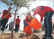  ?? PROVIDED TO CHINA DAILY ?? Students plant trees in the Kubuqi Desert, Inner Mongolia autonomous region, on World Earth Day.
