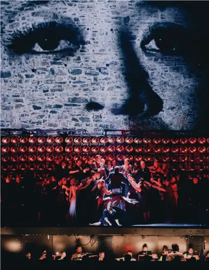  ?? FOTO: VALTTERI HIRVONEN ?? De sociala sammanhang­en personerna emellan känns rätt oklara i Nyslotts nya Aida, i titelrolle­n amerikansk­an Michelle Bradley.