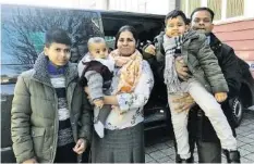  ??  ?? Anish (l.) und seine Familie stehen vor der Rückführun­g nach Sri Lanka.