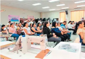  ??  ?? Aporte. Los beneficiad­os recibirán asistencia técnica, capacitaci­ón especializ­ada y equipamien­to productivo. Son 16 iniciativa­s las selecciona­das.