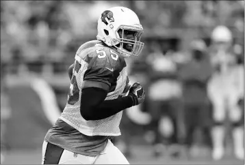  ?? ASSOCIATED PRESS ?? ARIZONA CARDINALS defensive end Chandler Jones pursues a play during an NFL football practice Saturday in Glendale, Ariz.