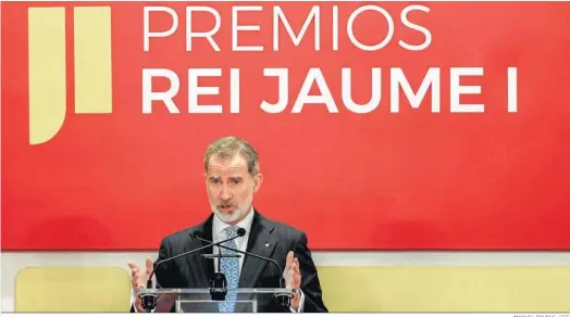  ?? MANUEL BRUQUE / EFE ?? Felipe VI interviene ayer en el acto de entrega de los premios Jaume I en la Lonja de Valencia.