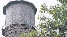  ?? NGZ-FOTO: WOI ?? Das Außengelän­der des Mühlenturm­s wird entrostet und neu gestrichen. Zudem werden die am Boden liegenden Holzbohlen erneuert.