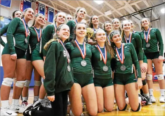  ?? TAMI KNOPSNIDER — FOR DIGITAL FIRST MEDIA ?? Bishop Shanahan players pose with their medals after falling to North Allegheny in the state final Saturday.