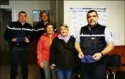  ??  ?? Florence Bertolotti et Christelle Allard ont apporté des masques « bleu gendarmeri­e » au major Franck Boucher et à son équipe. (Photo DR)