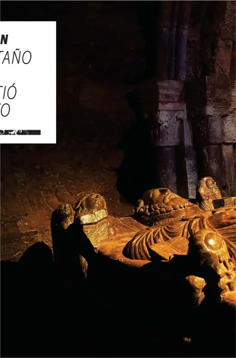  ??  ?? El interior del monasterio de Suso alberga el cenotafio de san Millán, una escultura de alabastro negro del siglo XII, joya del románico, que yace en la cueva del Oratorio. La figura sagrada está revestida con ropas sacerdotal­es y sostiene un portapaz...