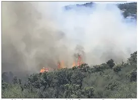  ?? (Photo DR) ?? Les rafales de vent ont longtemps attisé les flammes, tandis que les pompiers assuraient par radio le guidage des Canadairs.