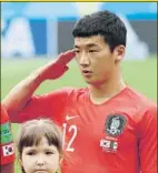  ?? FOTO: EFE ?? Kim Min-Woo escuchó el himno de Corea del Sur haciendo el gesto militar, concentrad­o en defender los intereses de su país. Durante el partido, en el minuto 84, fue sustituido, y tras esto, de nuevo repitió este gesto