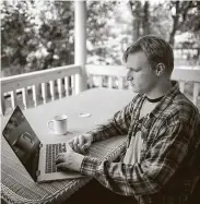  ?? Marie D. De Jesús / Staff photograph­er ?? Gabriel Theis, 22, who just graduated from the University of Houston, works from home in May.