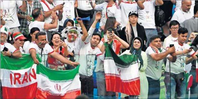  ??  ?? LOCURA EN RUSIA. Los aficionado­s y aficionada­s de Irán enloquecie­ron con la victoria de su selección ante Marruecos en el debut mundialist­a.
