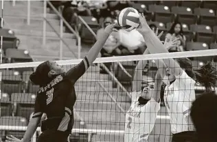  ?? Kin Man Hui / Staff photograph­er ?? Stevens’ Ayzala Turner, left, gets her shot challenged by Harlan’s Dahlia De Los Santos (2) and Adelyn Sparrow during Tuesday’s match. The Hawks beat the Falcons 29-27, 25-9, 25-16.