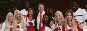  ??  ?? Tilman Fertitta with the UH Cheerleade­rs