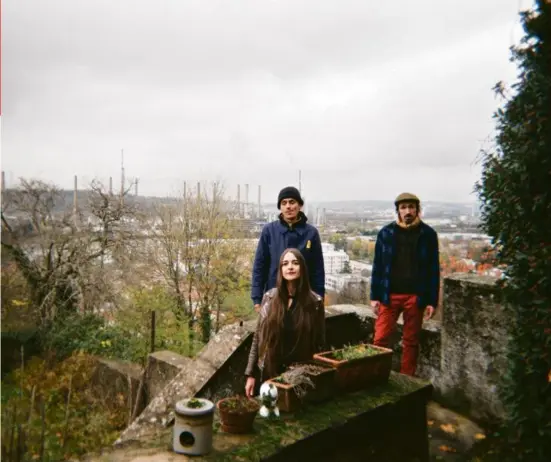  ?? Photo Eloïse Decazes ?? Marion Cousin, Ernest Bergez et Clément Vercellett­o, du duo Kaumwald.