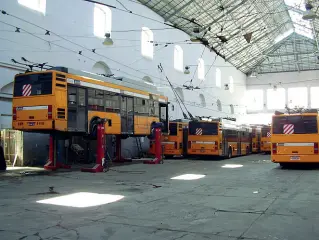  ??  ?? Debacle Ieri giornata nera per i trasporti. La leggera pioggia caduta durante la mattinata ha tenuto in deposito 80 bus. Hanno le gomme lisce, c’è il pericolo che possano slittare