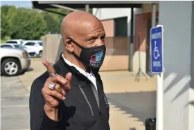  ?? (Pine Bluff Commercial/I.C. Murrell) ?? Pearson, who played for the Dallas Cowboys, visits the Watson Chapel Health Complex to encourage vaccinatio­ns against covid-19.