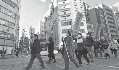  ??  ?? ANGGOTA Kakuhido mengadakan demonstras­i anti-Hari Valentine di Tokyo, kelmarin. — Gambar AFP