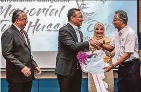  ?? PIC BY OSMAN ADNAN ?? Defence Minister Datuk Seri Hishammudd­in Hussein receiving a mock key from UEM Edgenta chief executive officer Datuk Azmir Merican at a handover ceremony of the Tun Hussein Onn Memorial in Kuala Lumpur yesterday. With them are National Archives...