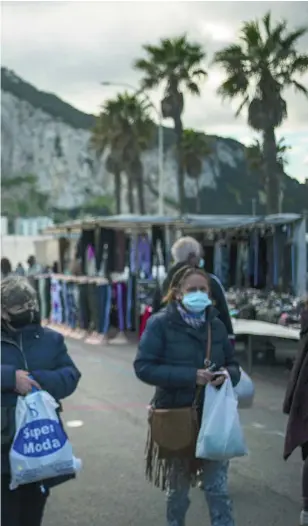  ?? CIPRIANO PASTRANO ?? Un mercadillo en La Línea de la Concepción con el Peñón de Gibraltar al fondo