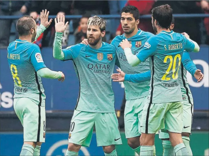  ?? JESÚS DIGES / EFE ?? Andrés Iniesta, Leo Messi, Luis Suárez i Sergi Roberto celebren un dels gols del Barcelona a El Sadar