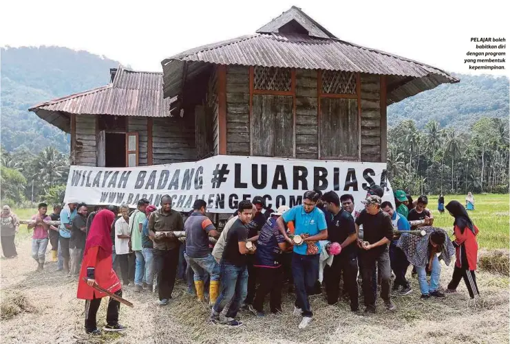  ??  ?? Mereka yang aktif menyertai aktiviti dianjurkan berupaya membentuk jati diri lebih baik berbanding sebelum ini PELAJAR boleh
babitkan diri dengan program yang membentuk
kepemimpin­an.