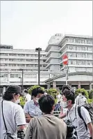  ?? ?? Nara (Japón). Estudiante­s aparecen cerca al hospital universita­rio.