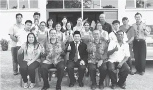  ??  ?? MEMBANGGAK­AN: Matzinan (depan, tiga kiri) bersama para pelajar, guru dan ibu bapa pelajar yang menyertai AIMO bergambar bersama.