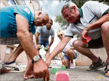  ?? (Photos Philippe Arnassan) ?? Même pour un tournoi amical et convivial, on ne transige pas sur les quelques centimètre­s séparant les boules du petit. Le mètre fait office de juge de paix.