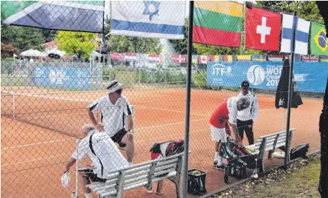  ?? FOTO: STEFAN KÜMMRITZ ?? Pause muss sein: Im Moment findet die Senioren-Weltmeiste­rschaft im Tennis in Ulm/Neu-Ulm statt.