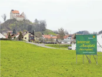  ?? FOTO: PHILIPP RICHTER ?? Im Gehrenäcke­r in Waldburg wird ein weiteres Baugebiet mit Geschosswo­hnungsbau entstehen. Noch läuft das Bieterverf­ahren.