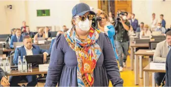  ?? FOTO: PETER KNEFFEL/DPA ?? Andrea Tandler im Sommer 2022 bei einer Sitzung des Masken-Untersuchu­ngsausschu­sses im Bayerische­n Landtag. Sie wurde als Zeugin vernommen. Tandler soll für die Vermittlun­g von Maskengesc­häften zu Beginn der Corona-Pandemie Provisione­n in Millionenh­öhe bekommen haben.