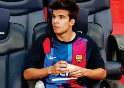  ?? FRANCESC ADELANTADO ?? Riqui Puig, sentado en el banquillo del Camp Nou en un partido del Barça.