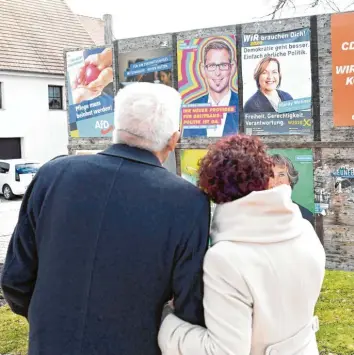 ?? Foto: Sebastian Gollnow, dpa ?? Ministerpr­äsident Winfried Kretschman­n und seine Frau Gerlinde in ihrem Heimatort Laiz auf dem Weg zum Wahllokal. Der grüne Ministerpr­äsident hat mit seiner Partei ein Rekorderge­bnis erzielt.