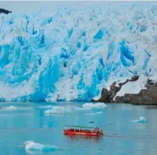  ??  ?? Los barcos parecen diminutos en comparació­n con las colosales paredes de hielo del glaciar.