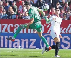  ??  ?? GOL. Correa supera por arriba a Bono y Sarabia lo remachó después.