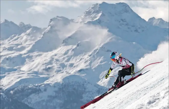  ?? JEAN-CHRISTOPHE BOTT / AP ?? “No te quedes con las ganas: rompe las cadenas, esquía, vuela, baila”, dice Mikaela Shiffrin (en la foto, durante el súper G de Saint-Moritz, en Suiza, el 8 de diciembre)