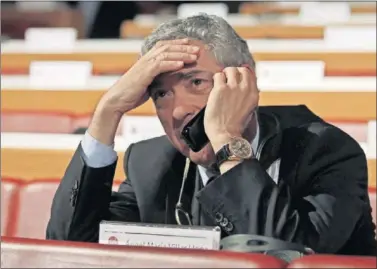  ??  ?? AGOBIADO. El presidente de la FEF, Ángel María Villar, deberá declarar por supuestas irregulari­dades.