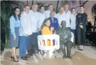  ??  ?? El cantautor develó su estatua de bronce en Mérida.