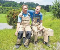  ?? FOTO: LEBENSHILF­E ?? Sitzen schon mal Probe: Die Handwerker der Lebenshilf­e freuen sich über die selbst gebaute Gartenbank aus dem Rainhaus-Holz.