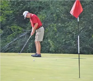  ?? STAFF PHOTO BY PATRICK MACCOON ?? Signal Mountain’s Peyton Ogle finished the Eagles’ regular season on an emphatic note by winning the East Hamilton tournament Monday and shooting under par to win a home match Tuesday against Chattanoog­a Christian School.