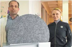  ?? FOTO: I. WAGNER ?? Der städtische Integratio­nsbeauftra­gte Ralf Scharbach und Mitarbeite­rin Claudia Kreller sind Ansprechpa­rtner für die Dolmetsche­r.