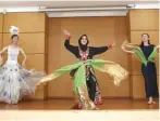  ?? KARYA MULIA FOR JAWA POS ?? SPONTAN IKUT MENARI: Nawal Abdina (tengah) menari bersama Wei Qin Yang (kiri) dan Jing Tan.